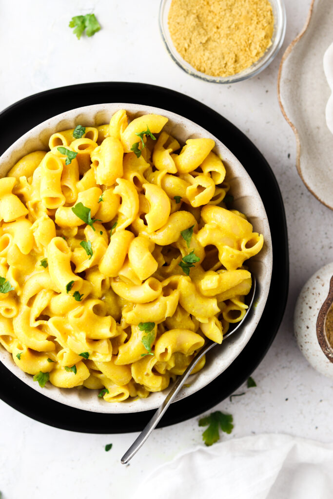 mac and cheese in a black bowl