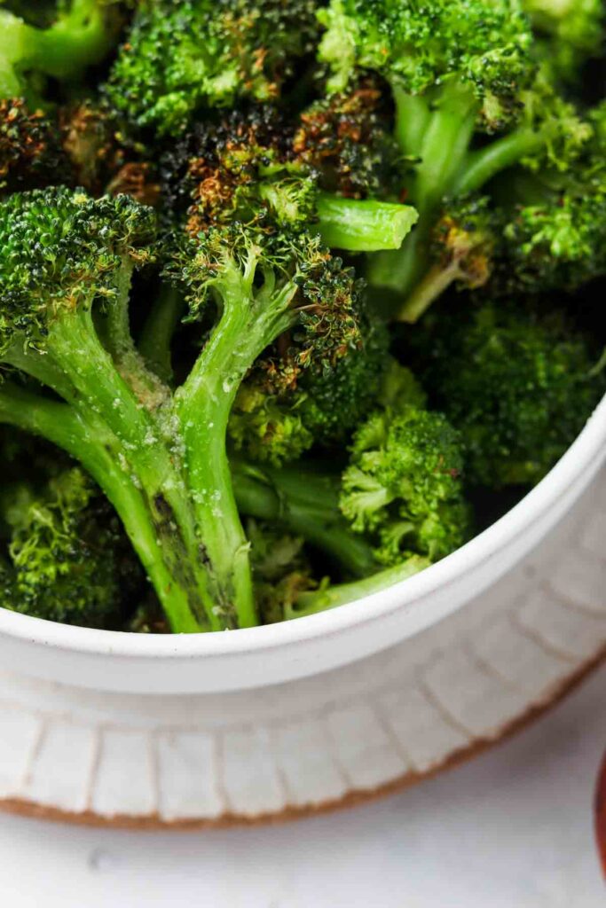 close up picture of a broccoli floret 