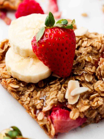 strawberry oat bar with bananas on top