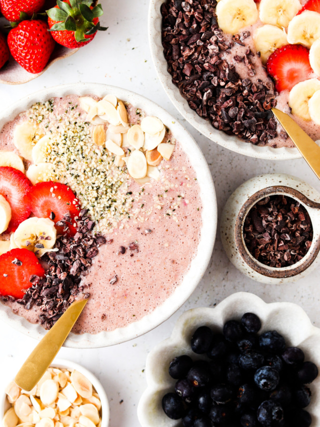 dairy free strawberry banana smoothie bowl