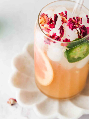 Grapefruit mocktail in a glass with jalapeño slice and grapefruit slice.